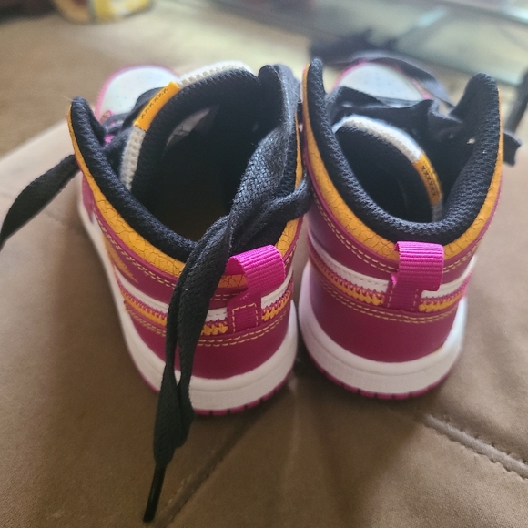 Kids Jordan Familia Size 9C - Picture 5 of 9